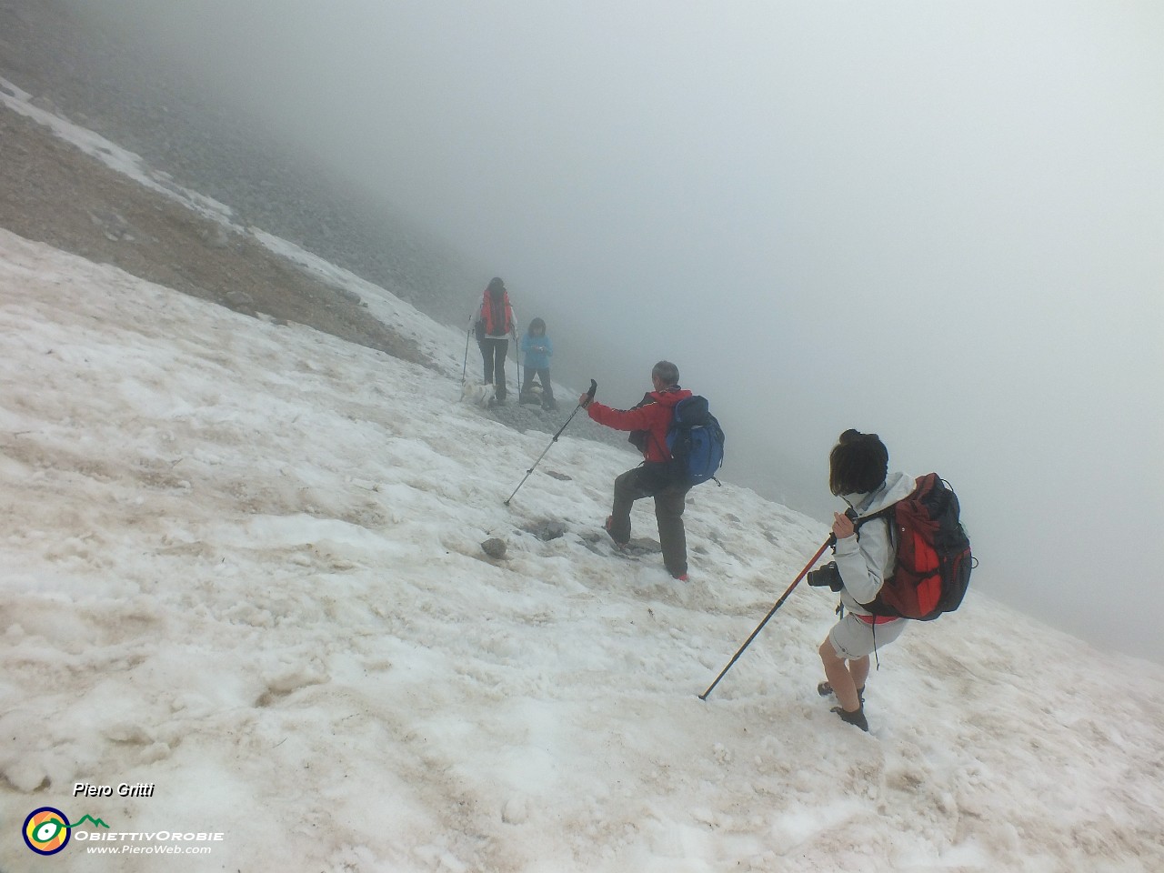 80 Scendiamo tra neve e nebbia....JPG